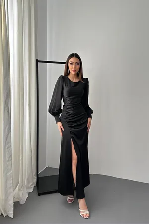 Siyah Yanı Büzgülü Yırtmaçlı Saten Elbise