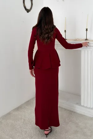 Bordo Yakası İşlemeli Volanlı Elbise