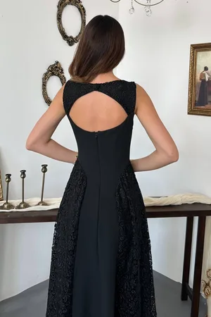 Siyah Yan Eteği Dantelli Elbise