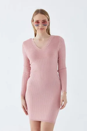 V Yaka Triko Uzun Kollu Standart Beden Midi Elbise - Pembe