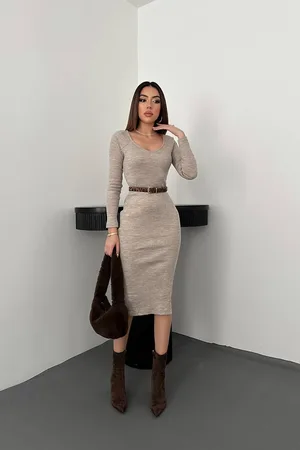 Bej Eteği Yırtmaçlı Triko Elbise