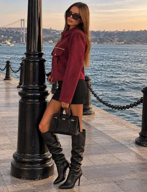 Güçlü Detaylarla Modern Süet Ceket Bordo