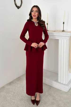 Bordo Yakası İşlemeli Volanlı Elbise
