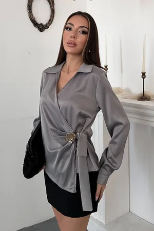 Gri Düğme Detaylı Saten Bluz
