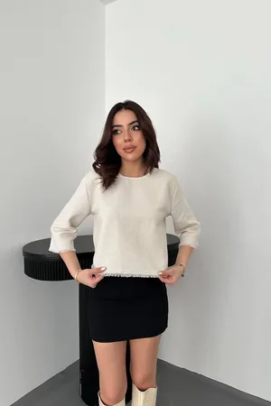 Beyaz Püskül Detaylı Bluz