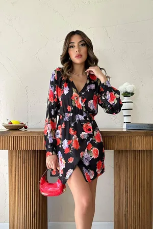 Kırmızı Kuşaklı Saten Elbise