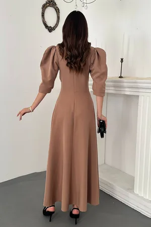 Camel Ön Dekolteli Fiyonk Garnili Uzun Elbise