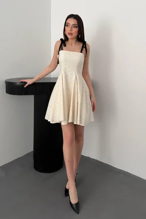 Bej Omzu Bağcıklı Elbise