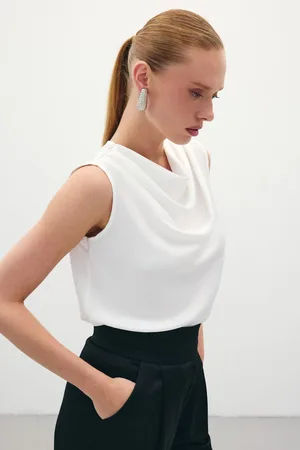 Ekru Degaje Yaka Saten Kadın Bluz – Kolsuz, Sade ve Sofistike Stil - Beyaz