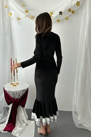 Siyah Alt Eteği Volanlı Kadife Elbise