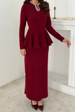 Bordo Yakası İşlemeli Volanlı Elbise