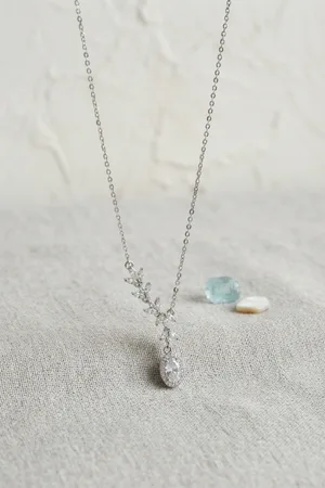 Pirinç Gümüş Renk Sıralı Zirkon Taşlı Model Kadın Kolye