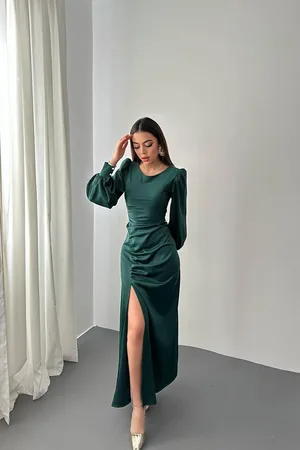 Zümrüt Yanı Büzgülü Yırtmaçlı Saten Elbise