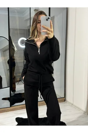 Dik yaka yarım fermuarlı siyah takım