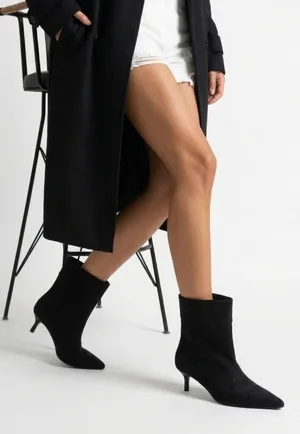 Debi Siyah Süet Topuklu Bot