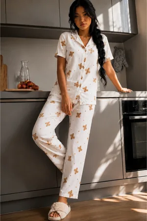Kadın Zarif Yaka Dokulu Ferah Kırık Beyaz Pijama Takımı
