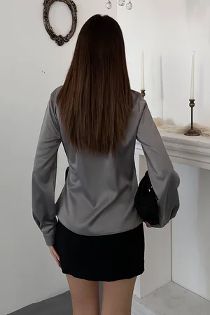 Gri Düğme Detaylı Saten Bluz