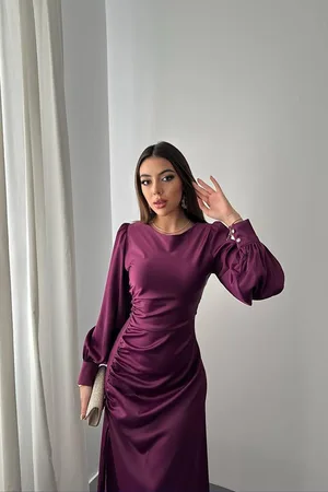 Mor Yanı Büzgülü Yırtmaçlı Saten Elbise