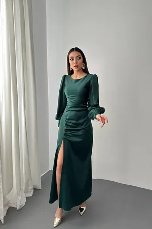 Zümrüt Yanı Büzgülü Yırtmaçlı Saten Elbise