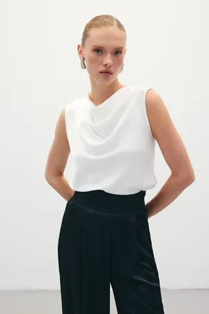 Ekru Degaje Yaka Saten Kadın Bluz – Kolsuz, Sade ve Sofistike Stil - Beyaz