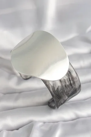 Siyah Mermer Desen Akrilik Pilastik Gümüş Plaka Model Vintage Kadın Bilezik