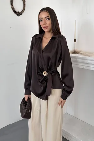 Kahverengi Düğme Detaylı Saten Bluz