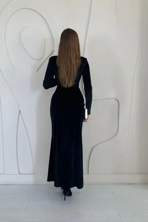 Siyah Önü Yırtmaçlı Güllü Elbise