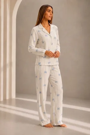 Kadın Önden Düğmeli Uzun Kollu Alt Üst Beyaz Pijama Takımı