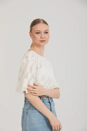 Zarif Ajurlu Dokulu Beyaz Crop Triko Bluz – Standart Beden - Beyaz