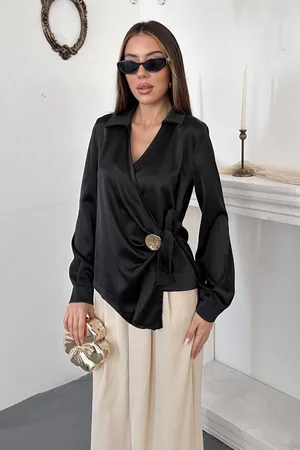 Siyah Düğme Detaylı Saten Bluz