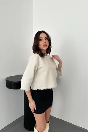 Beyaz Püskül Detaylı Bluz