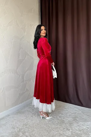 Kırmızı İnci Aksesuarlı Kadife Elbise