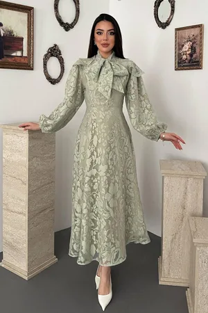 Yeşil Yakası Fular Detaylı Elbise - Yeşil