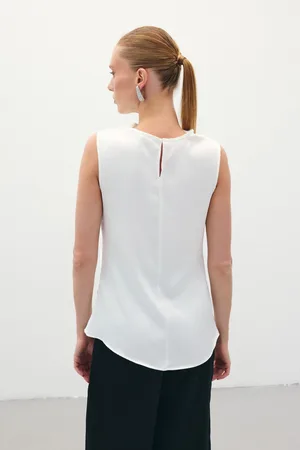 Ekru Degaje Yaka Saten Kadın Bluz – Kolsuz, Sade ve Sofistike Stil - Beyaz