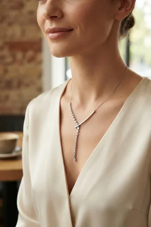 Pirinç Gümüş Renk Zirkon Taşlı Asimetrik Bar Model Kadın Kolye