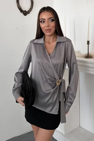 Gri Düğme Detaylı Saten Bluz
