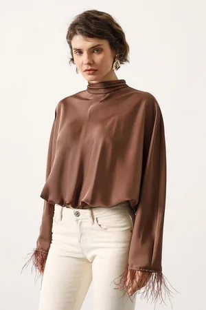 Kolları Otrişli Boyundan Bağlamalı Saten Bluz - Kahverengi