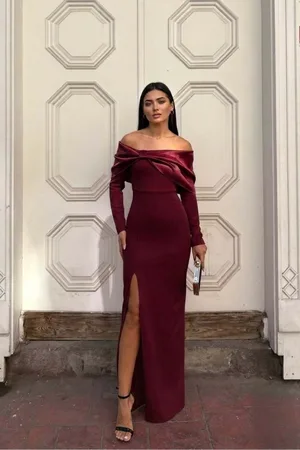 Esnek Abiye Kumaş Carmen Yaka Yırtmaçlı Elbise Saten
