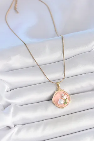 316L Çelik Gold Renk Zincir Pembe Mineli İncili Çiçek İşlemeli Portre Model Kadın Kolye