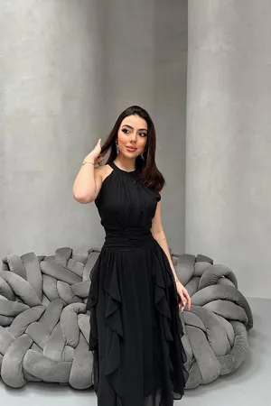 Siyah Önü Büzgülü Fırfırlı Elbise