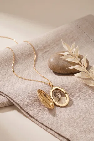Pirinç Gold Renk Kapaklı Fotoğraf Koyulabilir Model Kadın Kolye