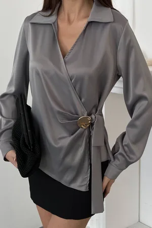 Gri Düğme Detaylı Saten Bluz