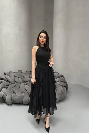 Siyah Önü Büzgülü Fırfırlı Elbise