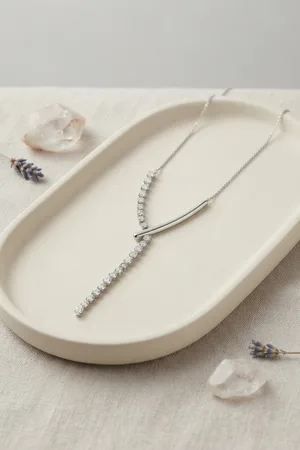 Pirinç Gümüş Renk Zirkon Taşlı Asimetrik Bar Model Kadın Kolye