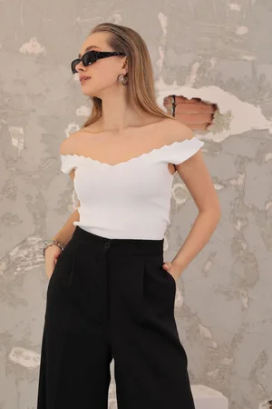 Beyaz Fırfırlı Yaka Omuz Dekolteli Kadın Bluz - Beyaz