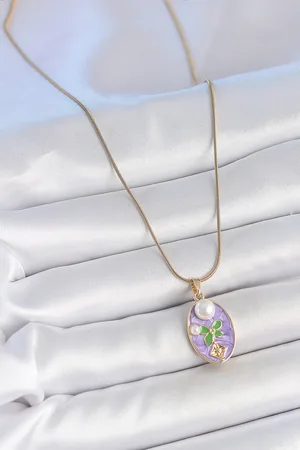 316L Çelik Gold Renk Zincir Mor Mineli Oval İncili Çiçek İşlemeli Portre Model Kadın Kolye