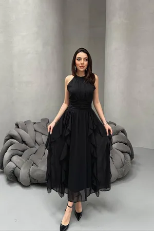 Siyah Önü Büzgülü Fırfırlı Elbise