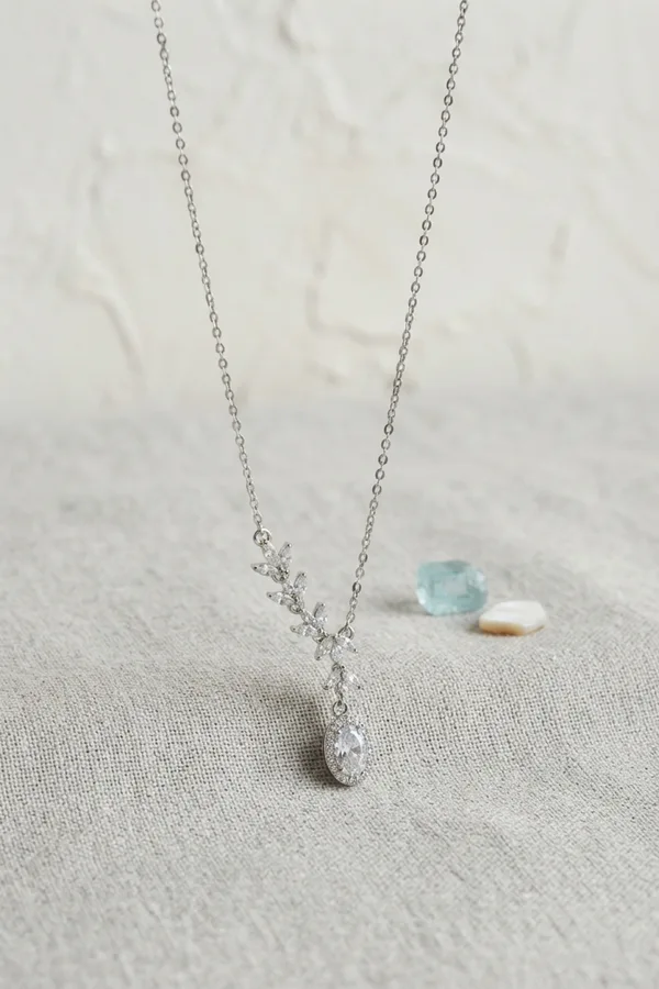 Pirinç Gümüş Renk Sıralı Zirkon Taşlı Model Kadın Kolye
