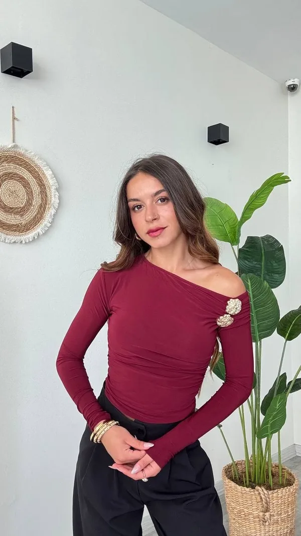 Omuz Aksesuar Detaylı Asimetrik Yaka Bluz – Bordo - Bordo
