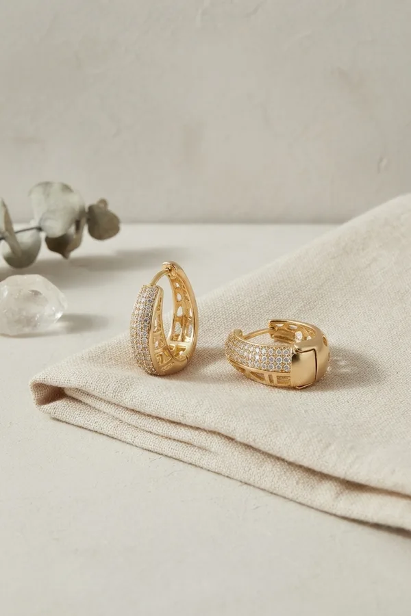 Gold Renk Zirkon Taşlı ve Motif Detaylı Damla Halka Model Kadın Küpe